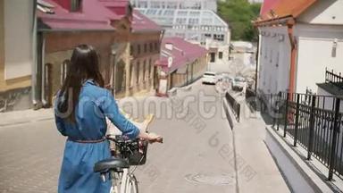 戴墨镜的女孩骑着自行车走在街上，花篮里放着花，慢悠悠地拍着