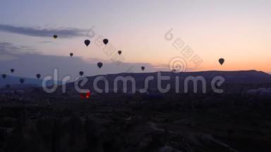 许多热气球飞过土耳其戈尔梅的山谷。 来自世界<strong>各地</strong>的游客来到