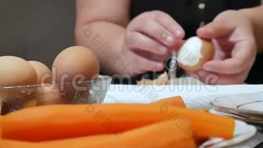 女人在沙拉上剥开的鸡蛋