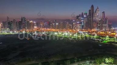 迪拜码头摩天大楼和高尔夫球场，日夜兼程，迪拜，阿拉伯联合酋长国