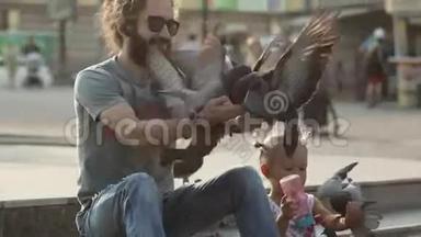 带着女儿在公园<strong>喂鸽子</strong>的人。