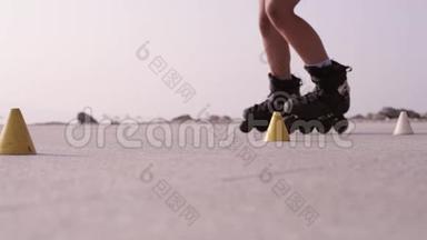 青少年在公共公园进行轮滑运动的腿