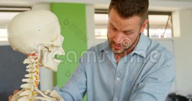 4k教室中有人体骨骼模型的白种人男教师