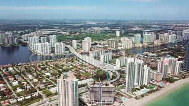 美丽的空中全景迈阿密阳光明媚的艾尔斯海滩与舒适的酒店，居民住宅和商业