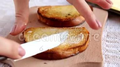面包上铺上黄油的烤面包