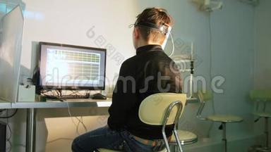 儿童用立体视频虚拟现实眼镜<strong>检查</strong>视力-<strong>眼科</strong>诊所