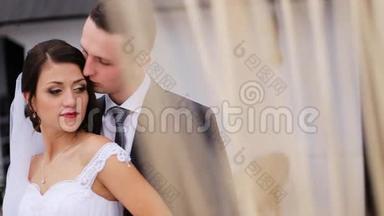 美丽的新娘感到<strong>受到</strong>保护，并真的很高兴`丈夫的手，并拥抱他在他们的婚礼当天。