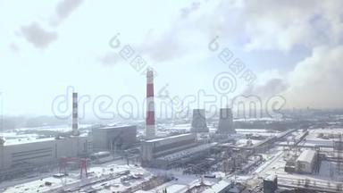 现代城市化工厂高空景观吸烟烟囱。 供热厂工业管道的白烟