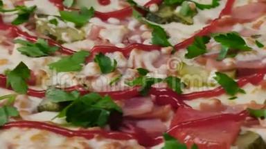 美味的新鲜意大利香肠披萨。 框架。 把意大利披萨和奶酪合拢。 自制肉披萨配胡椒香肠