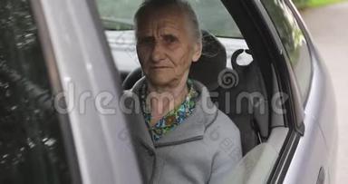 一位在敞篷车窗上长皱纹的老妇人的肖像。