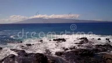 大山背景<strong>下</strong>美丽的水溅在悬崖上的迷人镜头，带着亚海