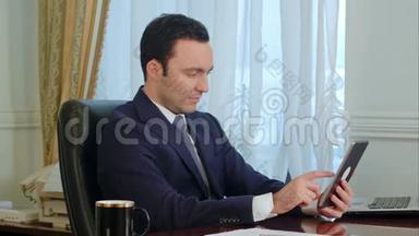 年轻商人用现代数码平板电脑上网