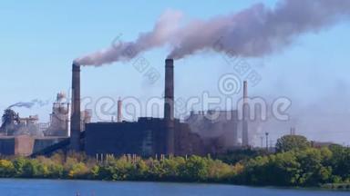 来自工业冶金工厂烟囱的烟雾在城市附近的<strong>大气</strong>中升起