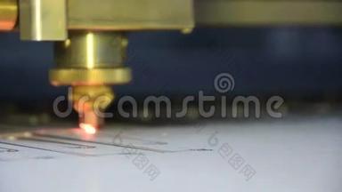 工业机器人激光切割机切割金属零件。 时间推移