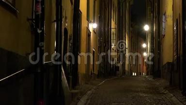 斯德哥尔摩市中心古老的狭窄<strong>街道</strong>。 旧城区。 <strong>夜晚</strong>，灯光