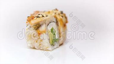 介绍豪华日本餐厅寿司盘皮罗木在白色盘子旋转。 一次宏观射击。