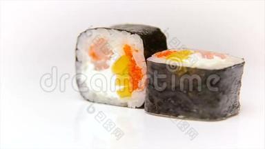康祖木寿司卷与飞鱼，虾和新鲜日本木瓜食品