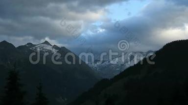 奥地利蒂罗尔的欧洲阿尔卑斯山的夜景。 陶恩山脉。 格洛斯水库。