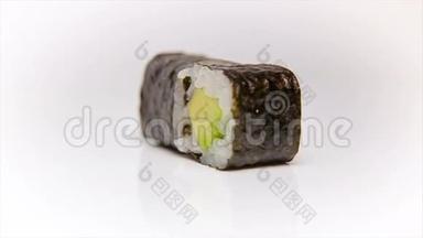 鳄梨肉<strong>卷</strong>素食。 传统的日本食物-白色背景的寿司<strong>卷</strong>。
