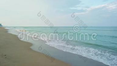 美丽的<strong>海</strong>洋景观，迷人的蓝色波浪靠近干净的沙滩<strong>海</strong>岸在阳光明媚的日子在<strong>迈</strong>阿密，阳光明媚的艾尔斯<strong>海</strong>滩