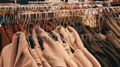 <strong>服装店购物</strong>中心衣架上挂着大量不同颜色的新款保暖时尚毛衣
