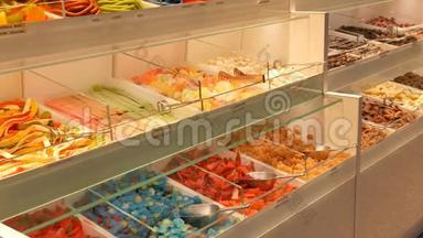 一家食品市场商店柜<strong>台</strong>上<strong>摆放</strong>着五颜六色的果冻糖果，德国糖果的名字，糖果的重量都在附近