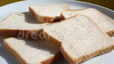 旋转盘子里的面包片