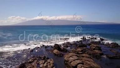 夏威夷毛伊岛晴天，海浪拍打着悬崖