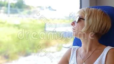 有魅力的女人在想着看火车窗外