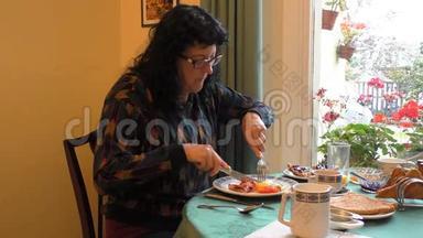 女人在吃英式早餐