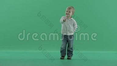 小男孩在绿色屏幕背景上竖起大拇指