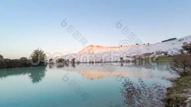 太阳升起在帕穆卡莱（<strong>土耳其</strong>）与白山和它的反射在自然<strong>游</strong>泳池。 延时4k