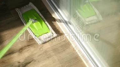 洗柜旁绿色拖把地板.. 4K，3840x2160。 高清高清