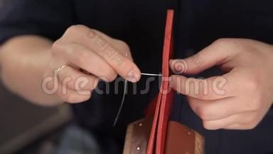 在车间里，一个男人正在缝制皮革工件，在做钱包