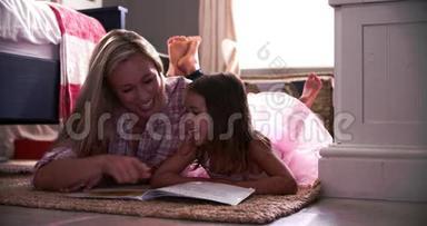 母亲和女儿在儿童卧室阅读书籍