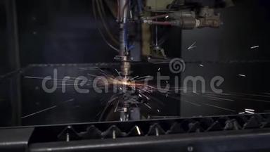 数控激光切割平面钣金钢材料在车床上的程序，现代工业技术。 明亮的，明亮的
