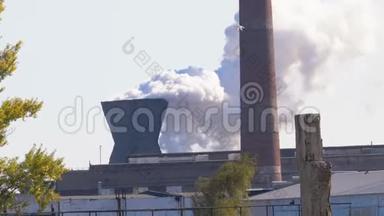 来自工业冶金工厂烟囱的烟雾在城市附近的<strong>大气</strong>中升起