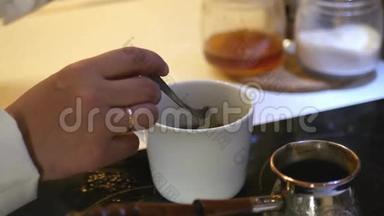 在热咖啡中加入勺子糖，搅拌。 4K，3840x2160。 <strong>高清高清</strong>