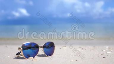 旅游度假理念.. 白色海滩上的蓝色太阳镜。 蓝绿色海的背景与副本