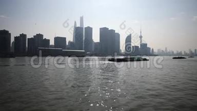 <strong>上海外滩</strong>从渡船、摩天大楼和蓝天背景的地标上观看，货船在黄浦江上航行