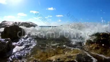 海浪拍打在岩石海滩上