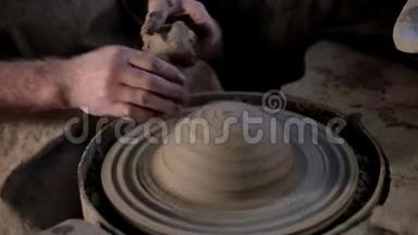 陶工的手做陶罐