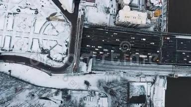 空中俯视汽车道路城市交通附近的居住房屋区域被雪覆盖
