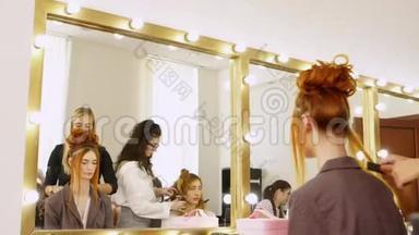到<strong>目前</strong>为止，女孩在镜子里看模特，给她做一个漂亮的头发拍照