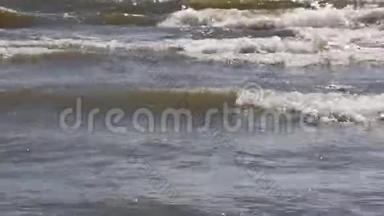 河水中的波浪在后面点燃，奥布水库，俄罗斯