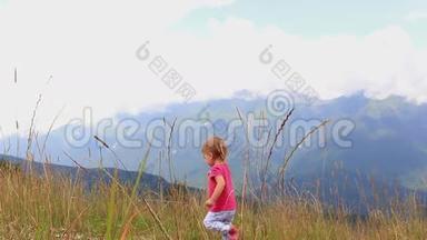 在炎热的夏日里，小孩子在山上穿过高高的草地。 全高清。 1920x1080
