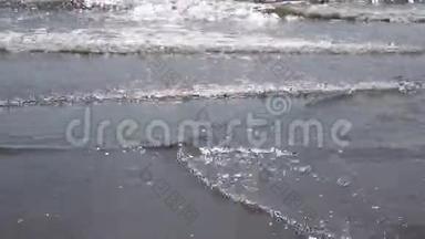 河水中的波浪在后面点燃，奥布水库，俄罗斯