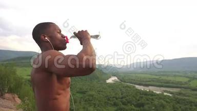 户外运动训练后全身饮水的非裔美国人肌肉男的侧视图