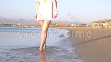 一个快乐的女孩穿着白色衬衫出海。 高清高清