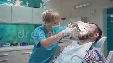 牙科医生给牙龈注射麻醉剂并与病人交谈